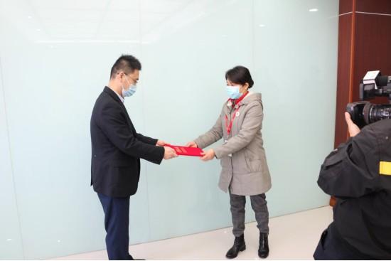 南京九建向六合區(qū)紅十字會捐款，齊心協(xié)力共抗疫情！-第3張圖片-南京九建